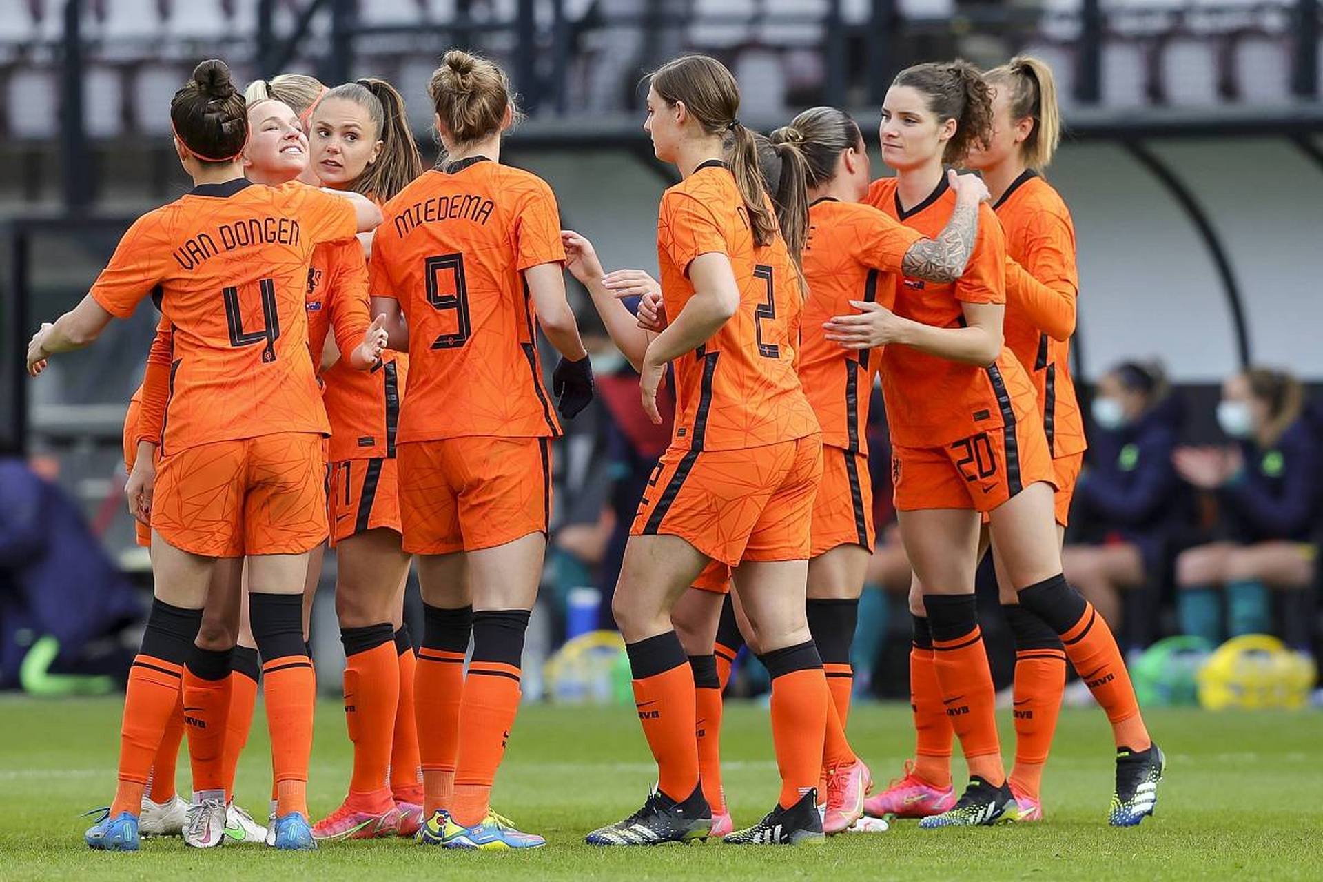 南非女足后卫因卡红牌，球队陷入人数劣势！的简单介绍