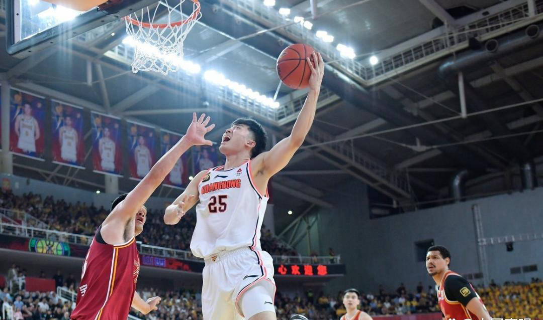 年轻球员崭露头角，CBA比赛风起云涌的简单介绍