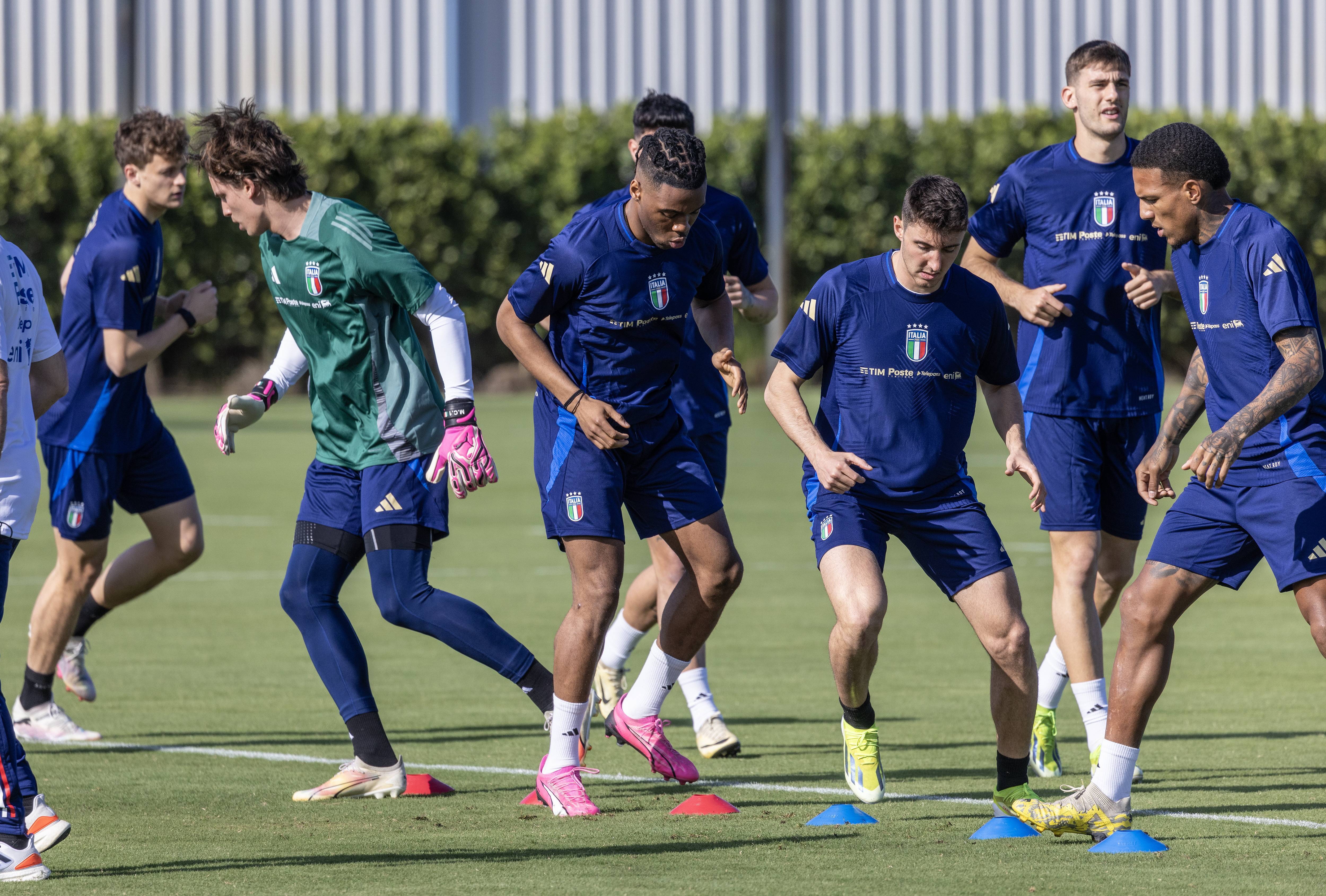 足球比赛现场掌声不断，气氛热烈