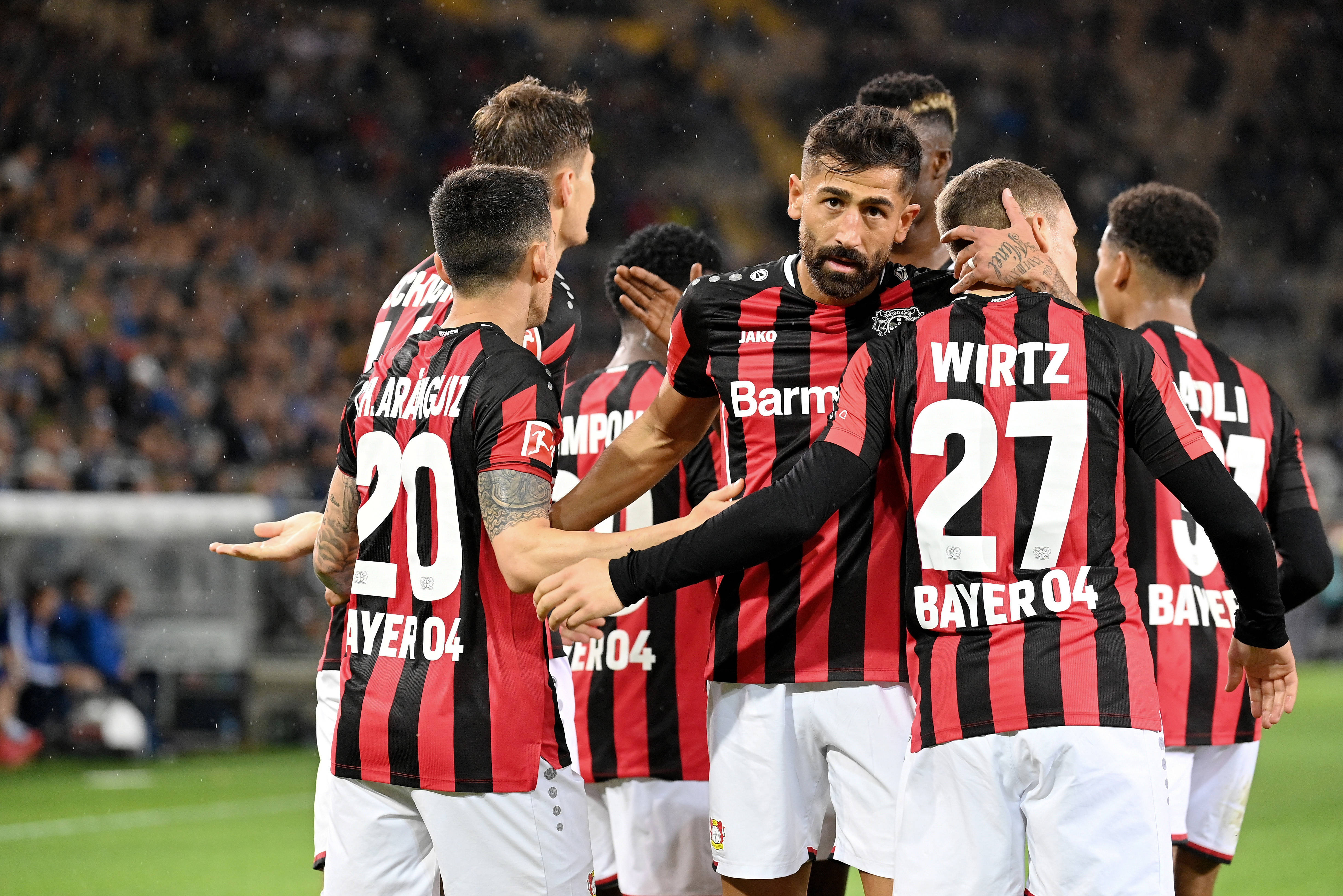 球员状态逐渐提高，足球比赛赛场聚焦