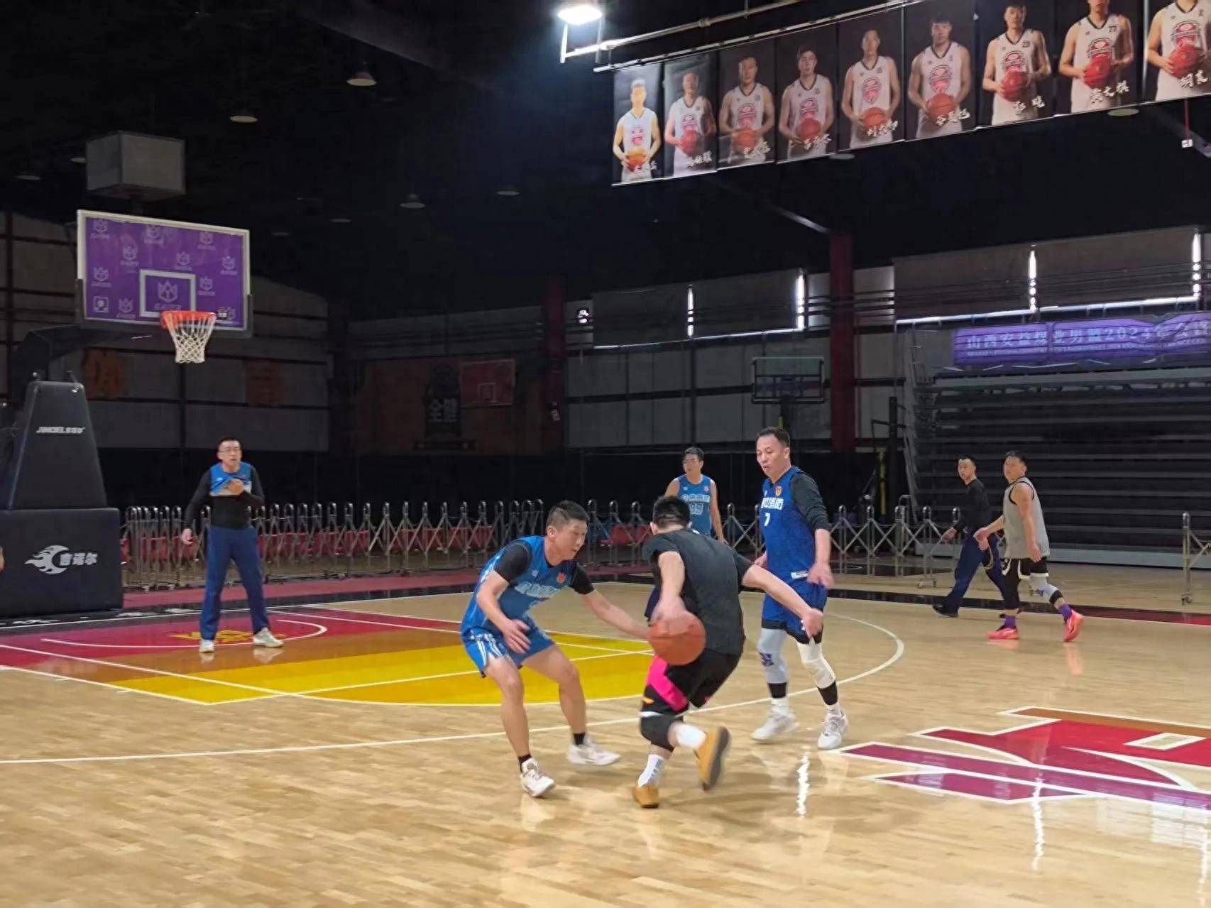 关于双方队员在场上你来我往，演绎出一场激情碰撞的信息