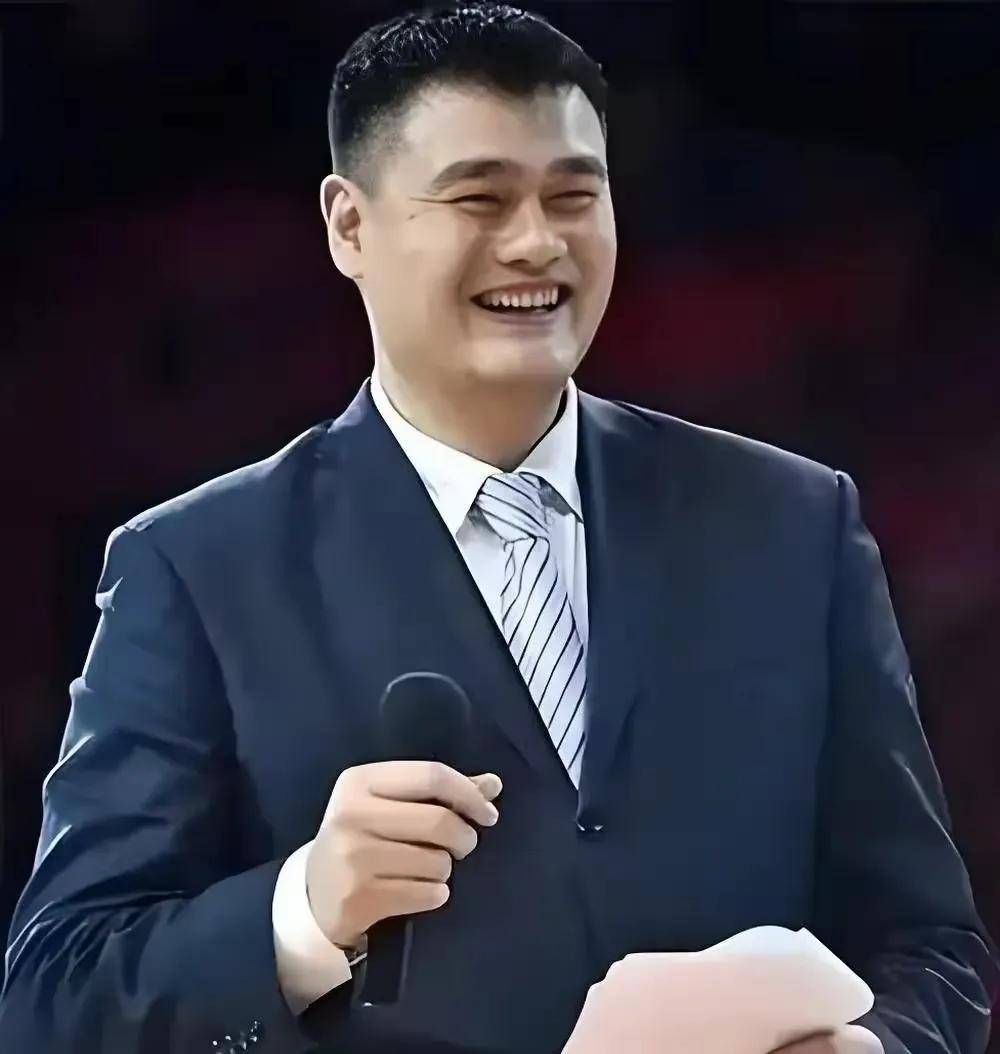 姚明重返篮球赛场：中国巨人教练身份娇妻与儿子助阵的简单介绍