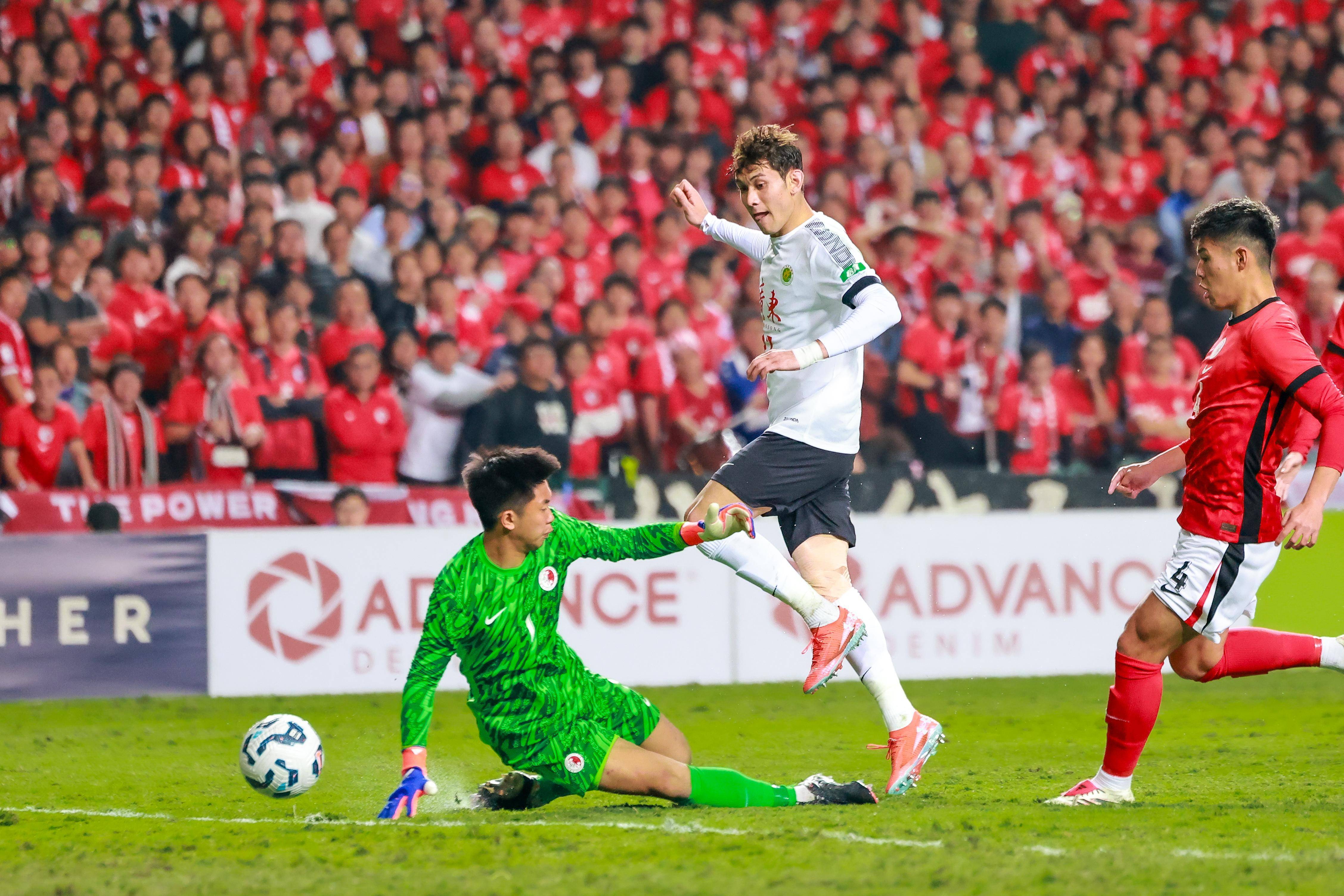 科隆队球员争取客场比赛胜利