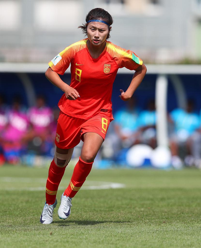 中国女足队员无惧强敌，夺得比赛冠军