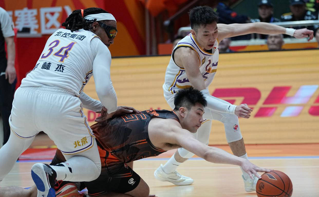 专业球员在国际篮球比赛中崭露头角