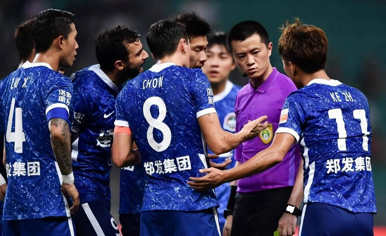 竞技激烈，球场热血沸腾，球迷情绪高涨