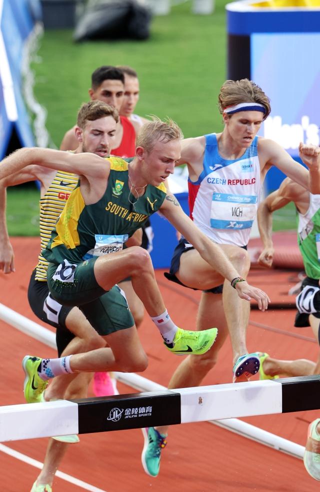 法国代表团在田径比赛中赢得金牌