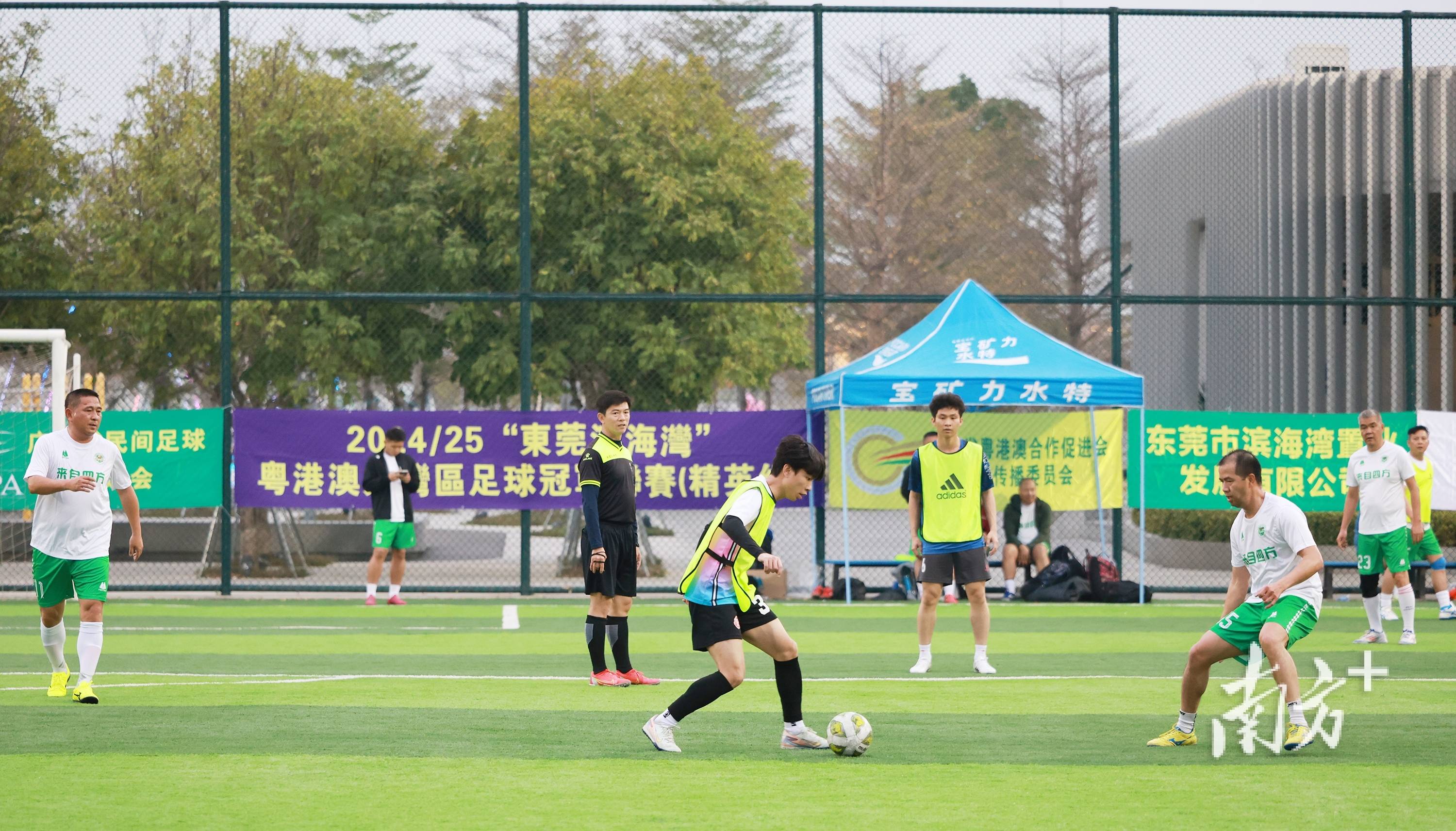 追逐荣耀的足球赛事掀起热潮