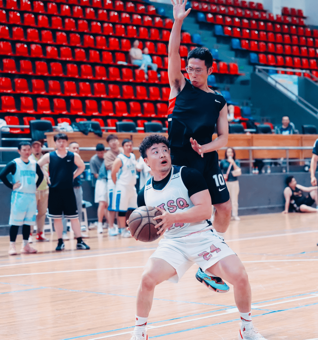 选手挥洒汗水，敢打敢拼荣光再现