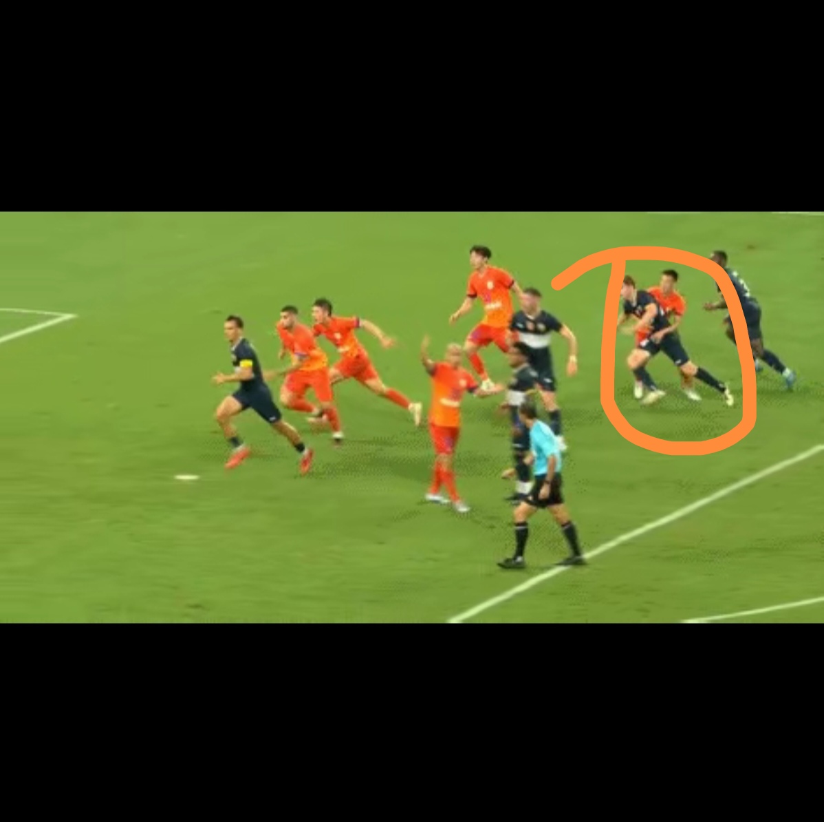 球员举手求饶，裁判点球判罚