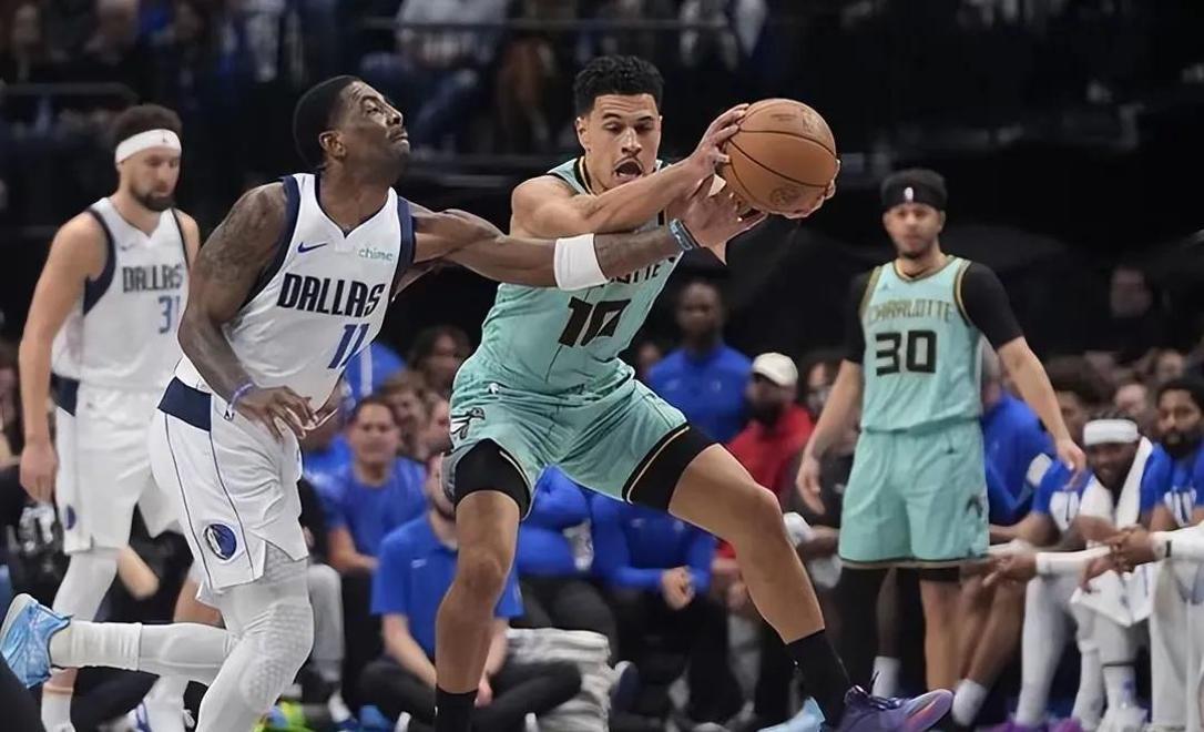 包含史密斯首秀表现出色，开拓者主场逆转独行侠领先对手的词条