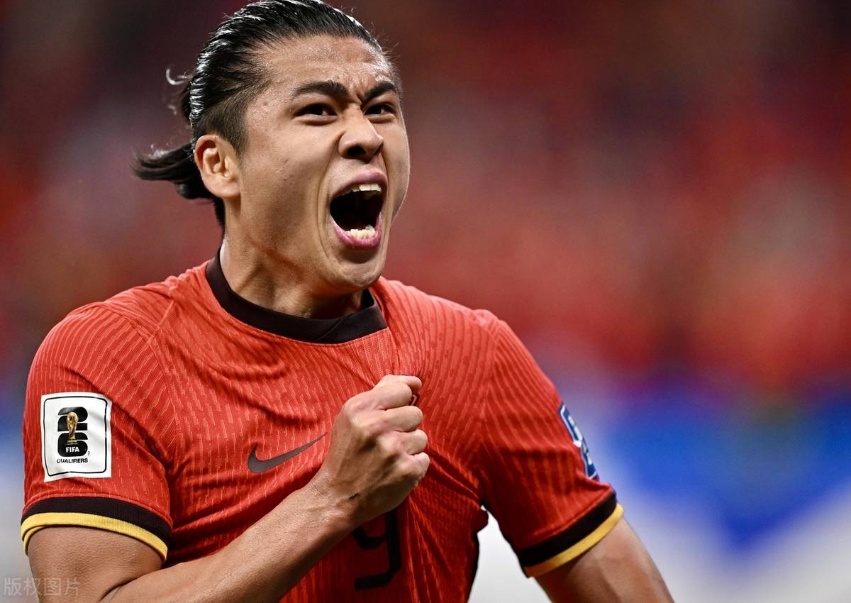 足球明星球员争夺个人荣誉，中国选手表现抢眼