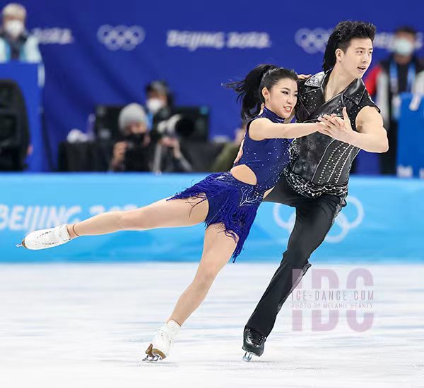 滑冰比赛：冰上之舞般的优美之姿