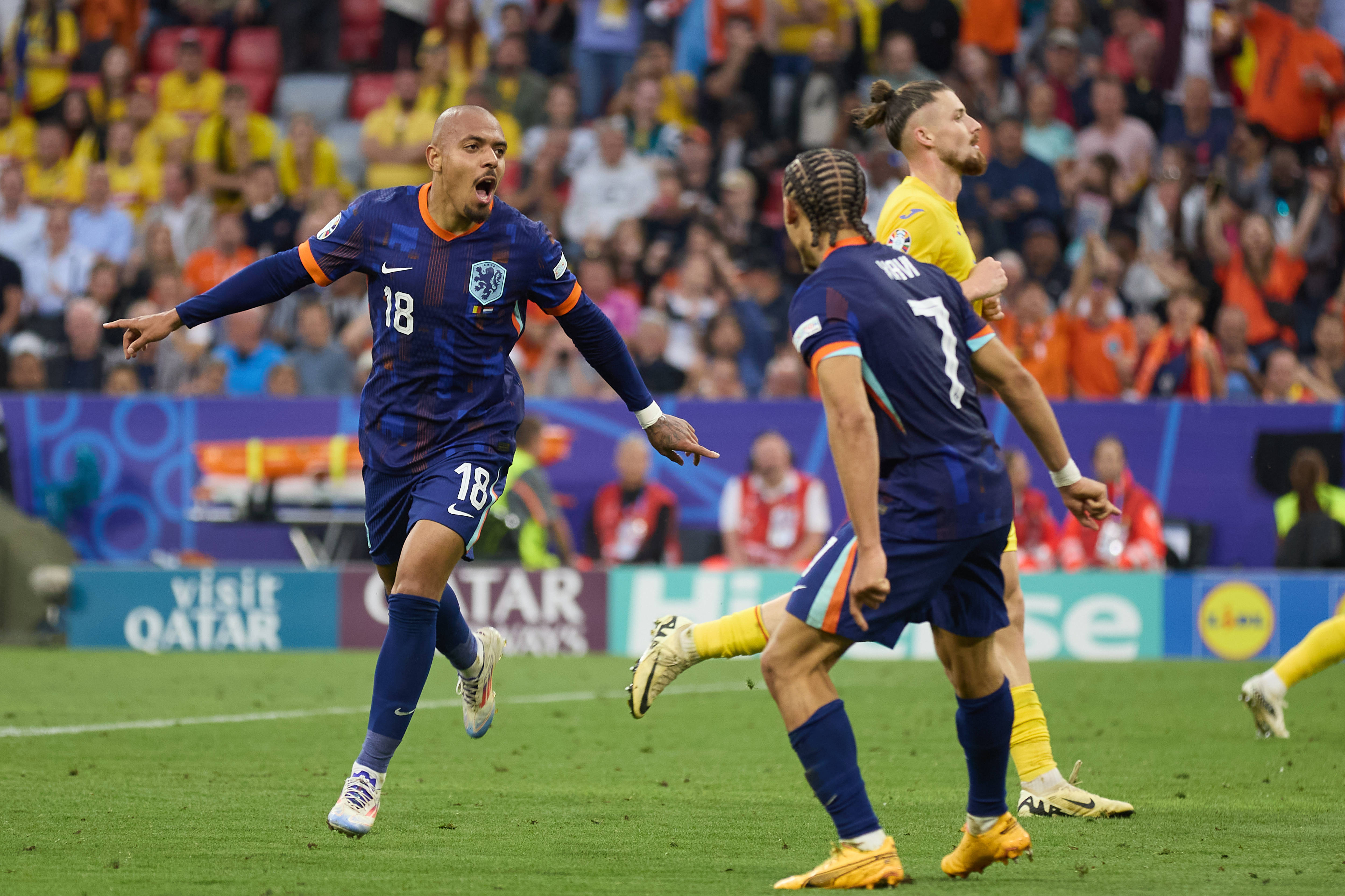 荷兰选手在自行车比赛中勇夺第一