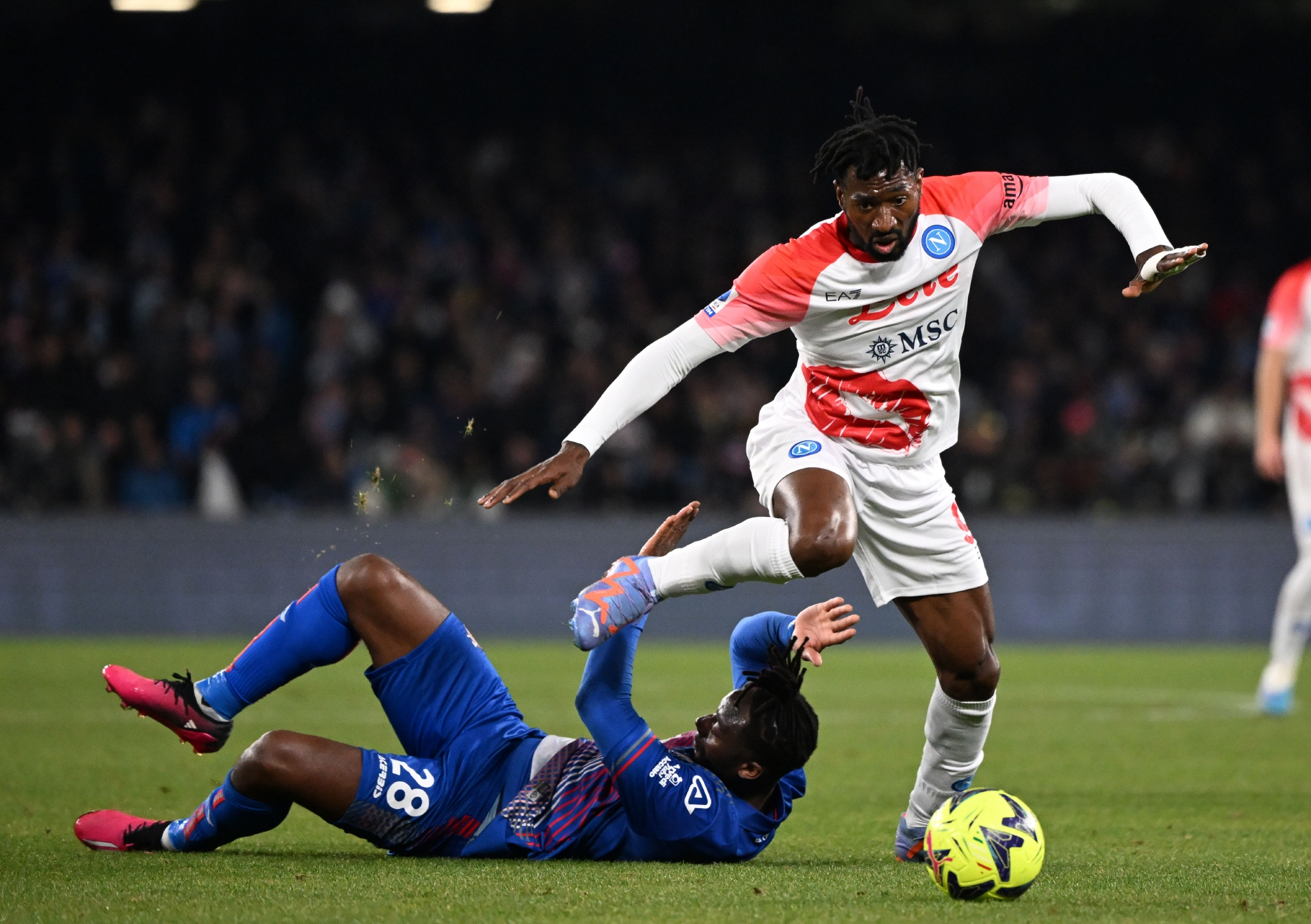 包含佛罗伦萨球队士气高涨，势不可挡的词条