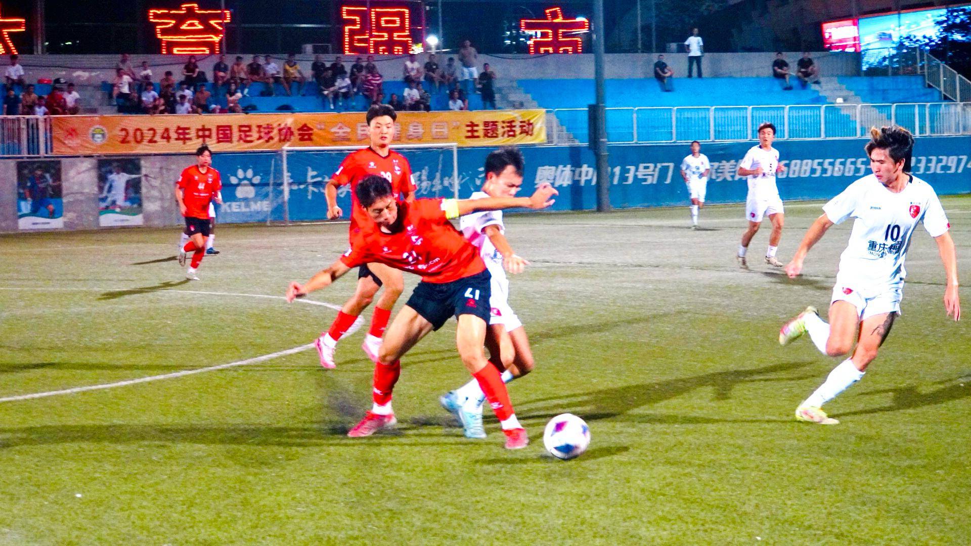 队员无私奉献，足球比赛获得精彩胜利