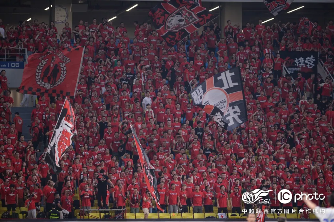 主场作战球队信心满满，豪取胜利稳步升级