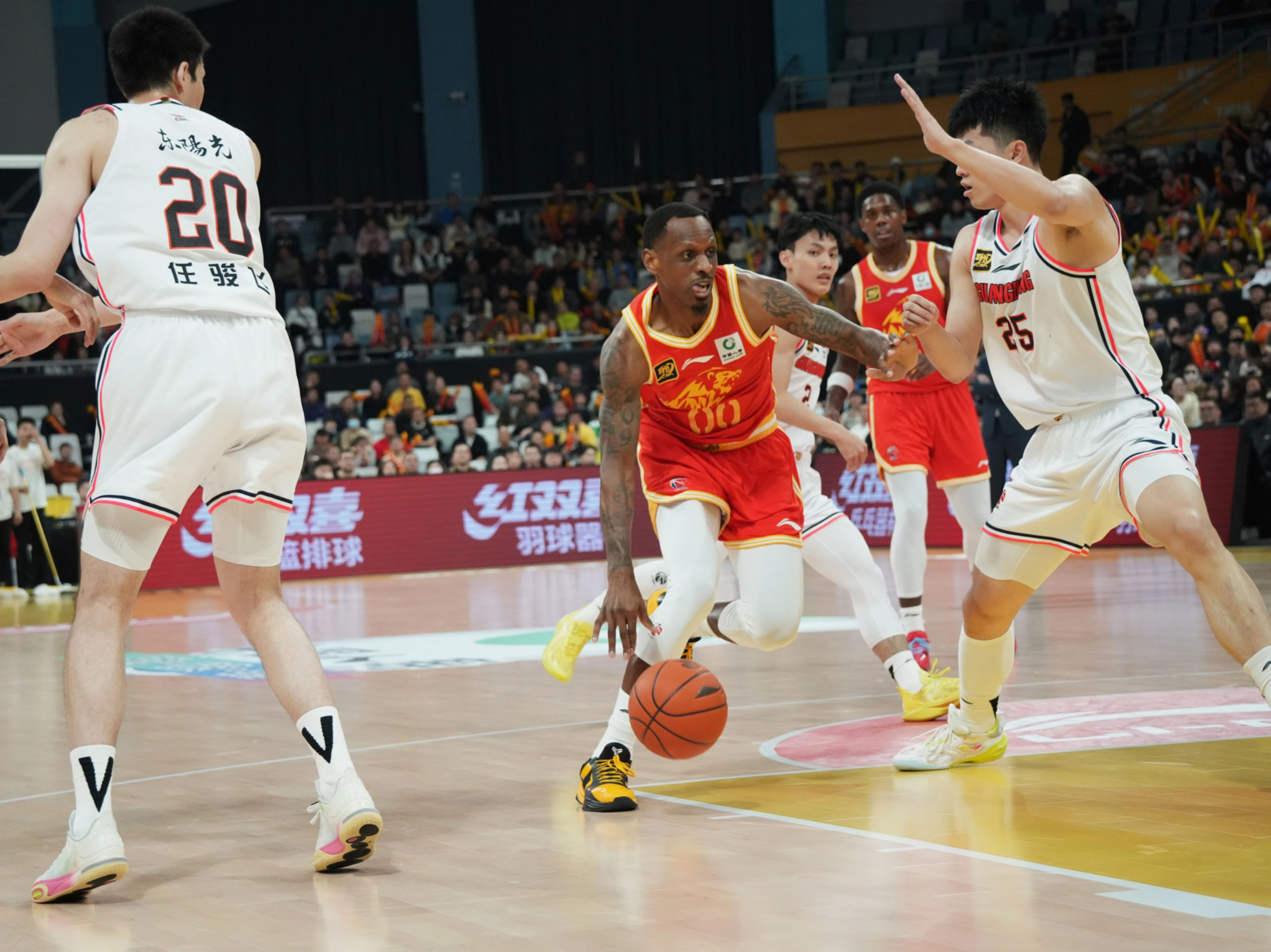 球队实力平均，比赛场面火爆