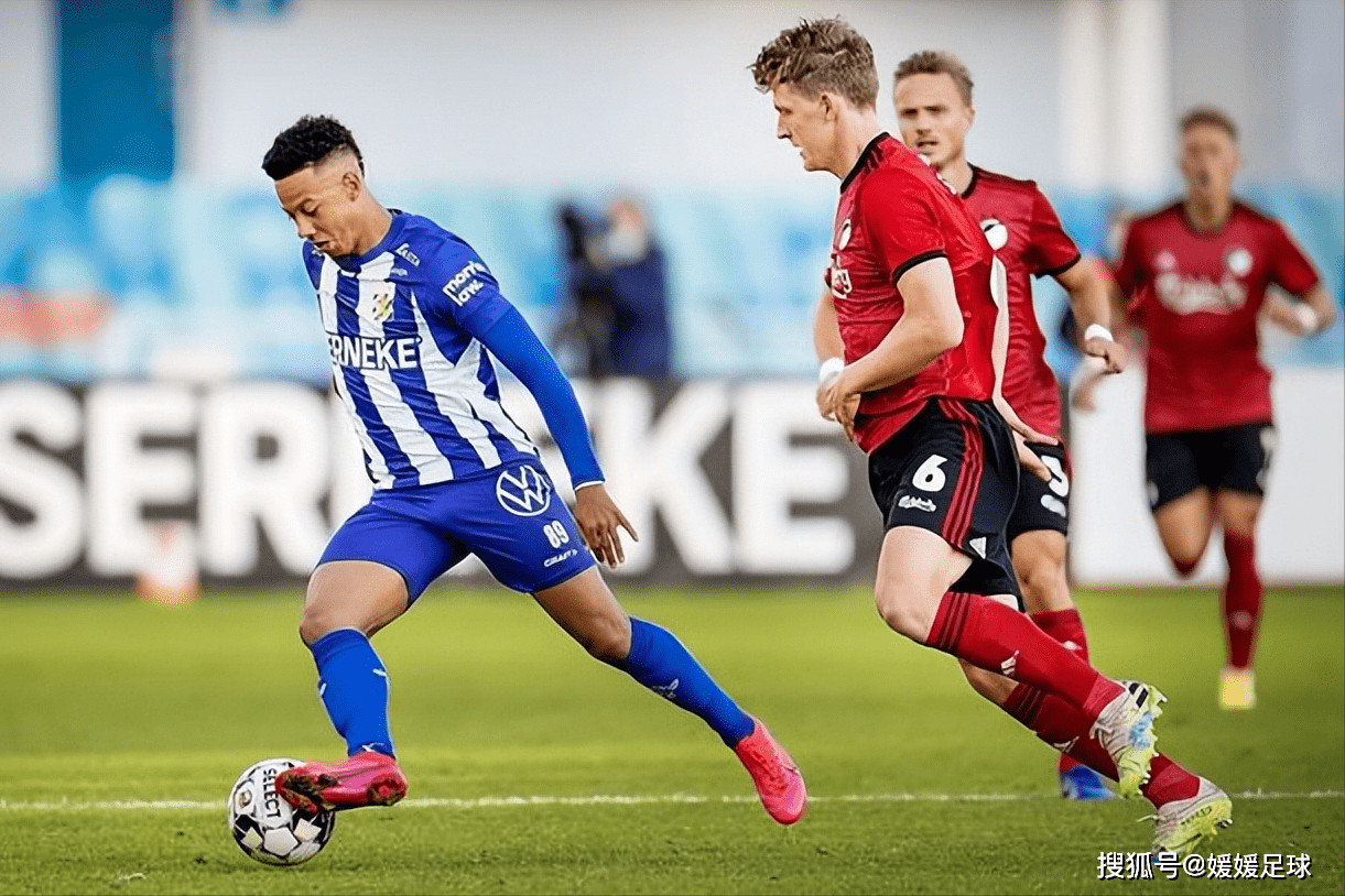 沙尔克客场遭遇失利，卫冕难题重重