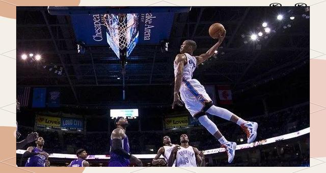 扣篮高手表现抢眼，赢得观众掌声