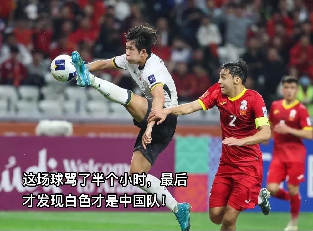 足球比赛赛后混战，球员情绪失控引发争议