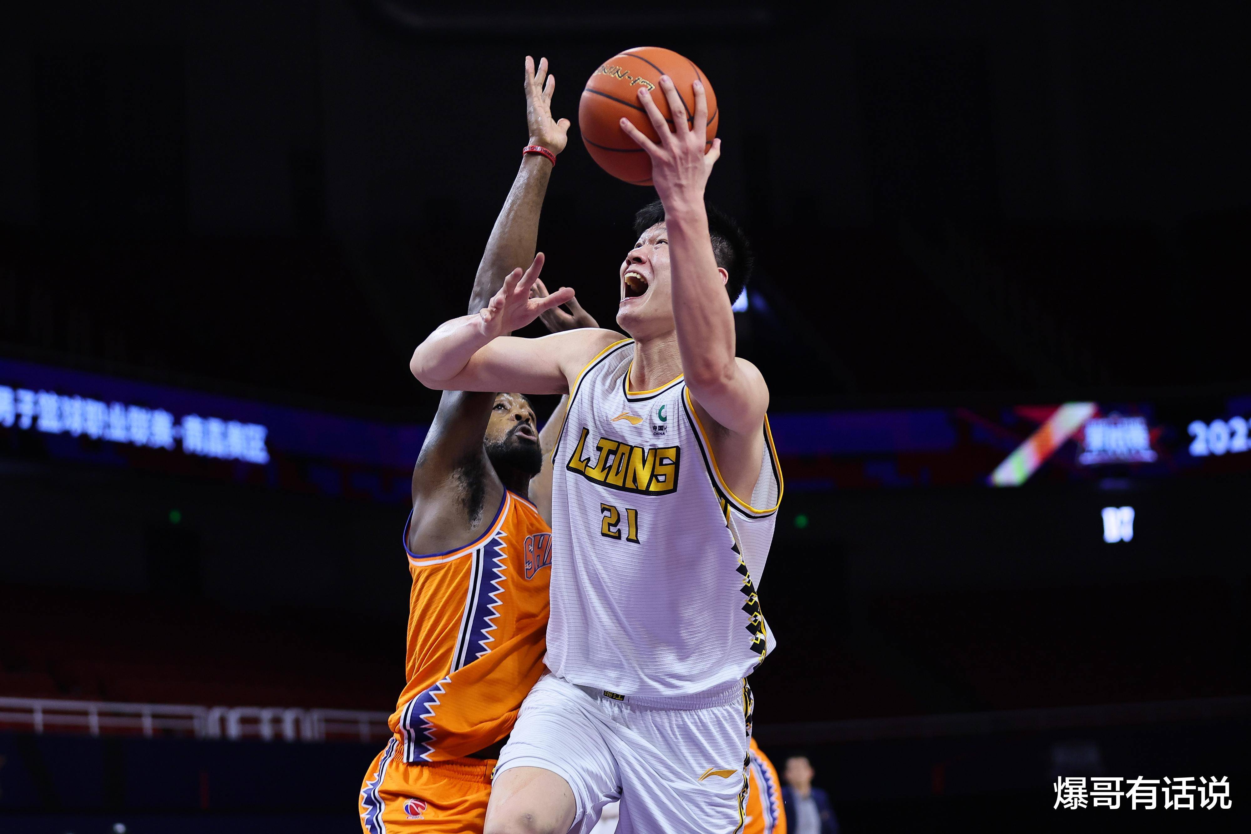 篮球运动员助攻队友，备战黄金时刻