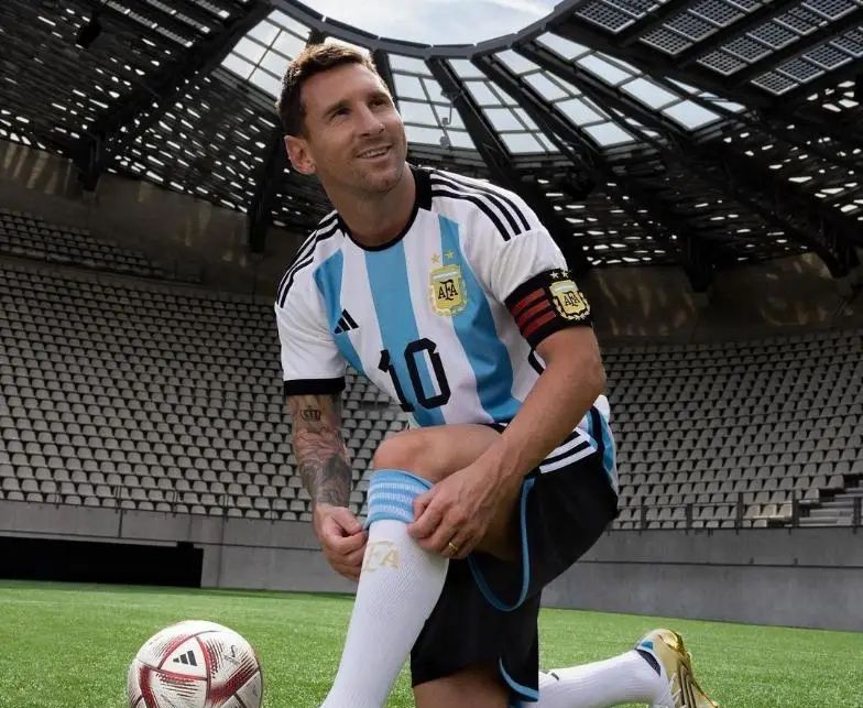 阿根廷足球队斩获胜利，晋级下一轮