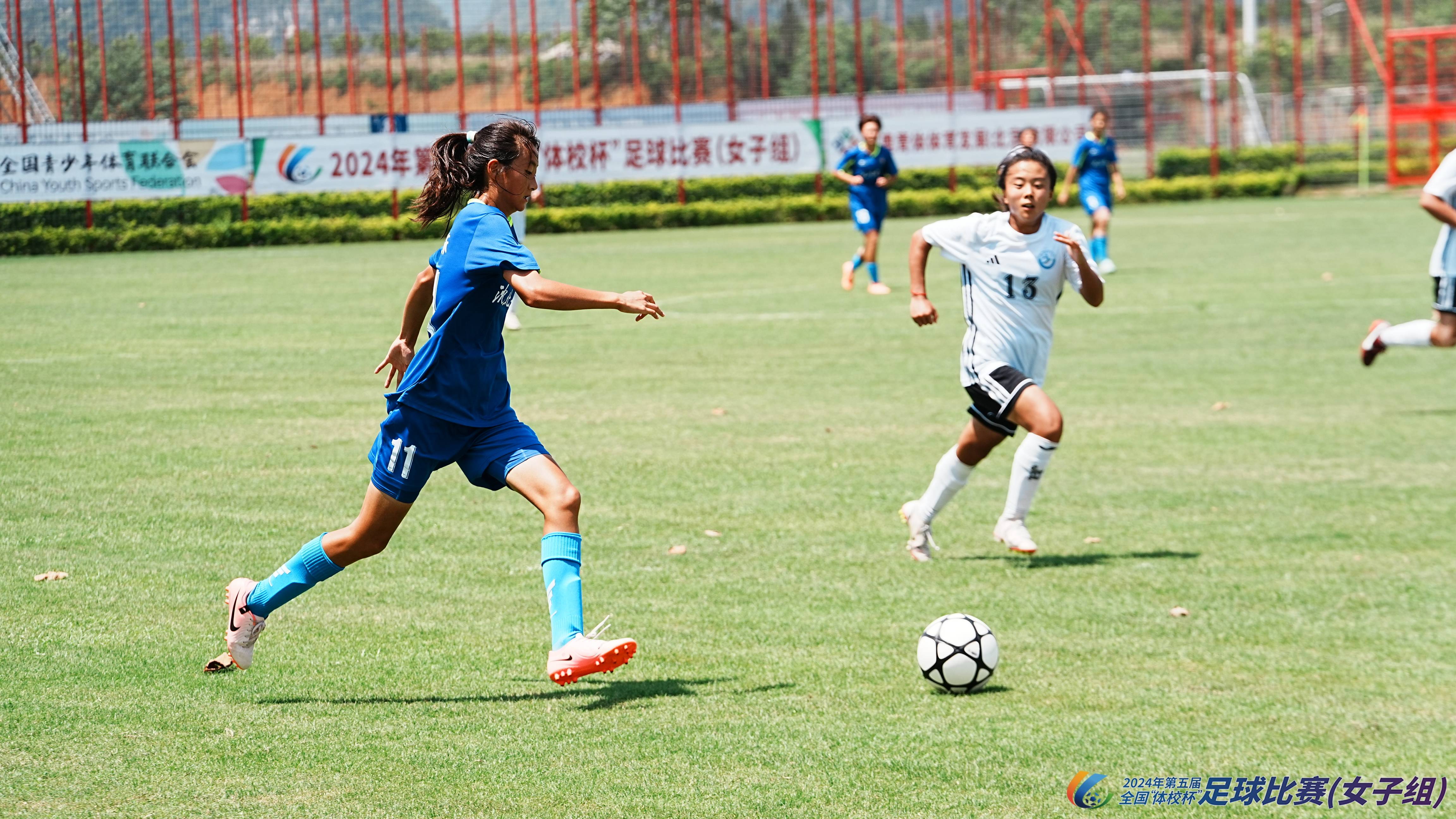 足球比赛中女运动员展现技巧
