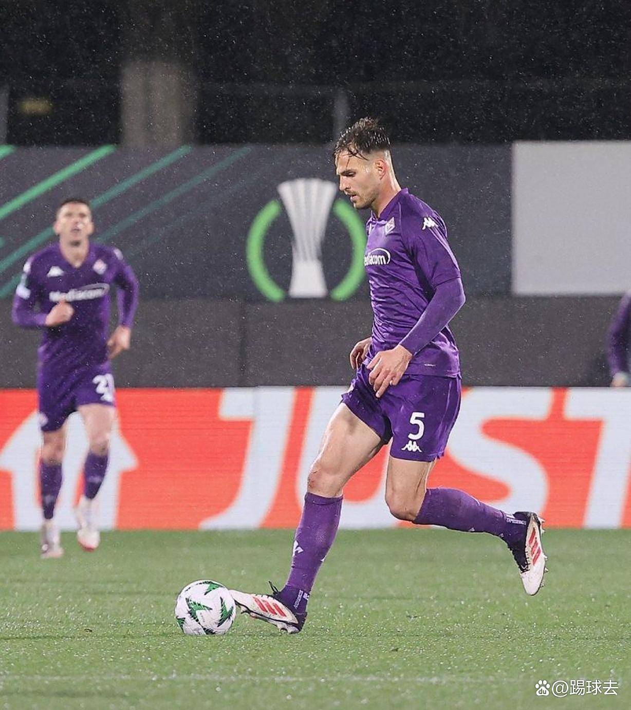 佛罗伦萨中场发挥稳定，被誉为队内核心