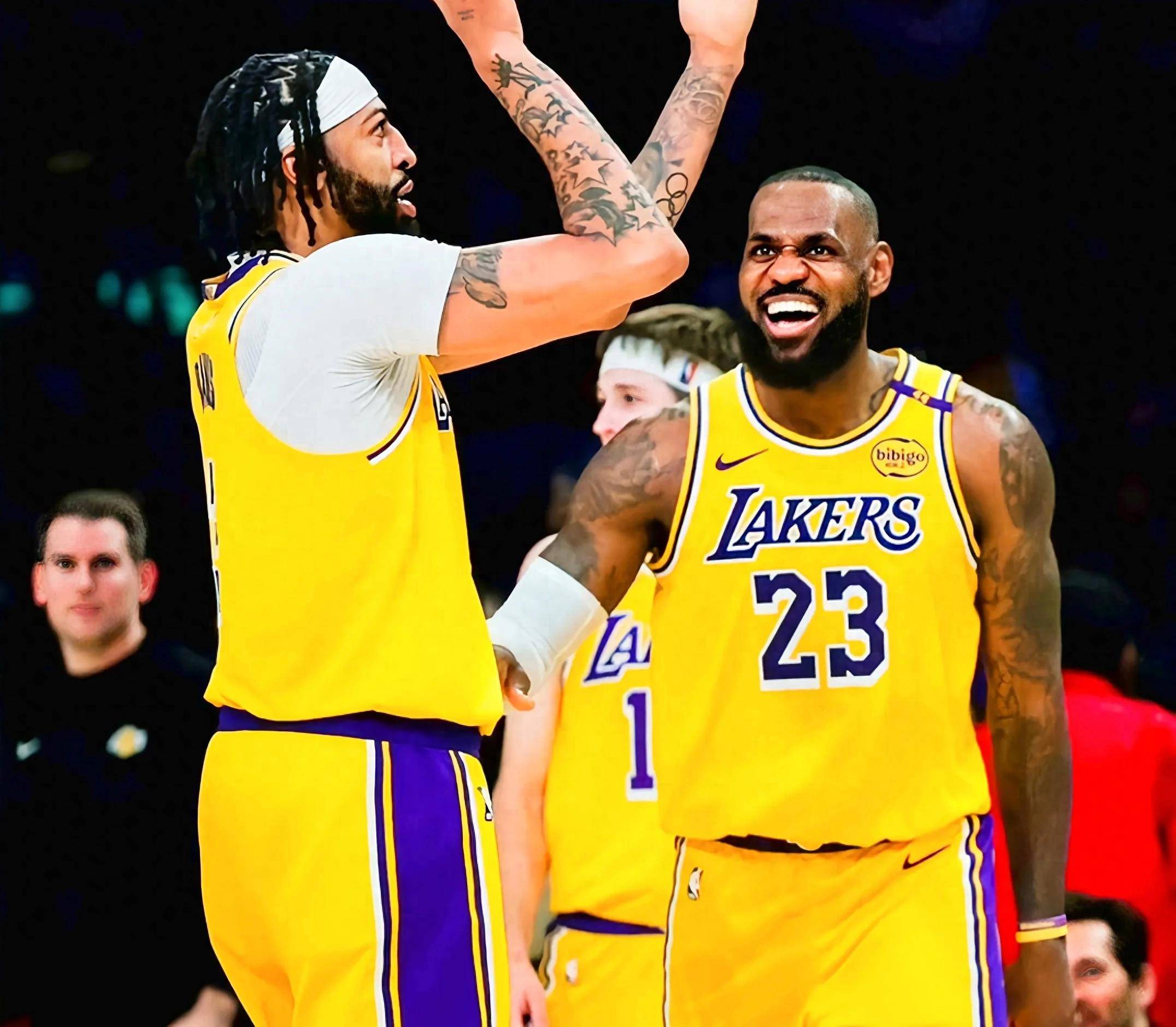 关于湖人主场击败马刺，浓眉32分强势复出的信息