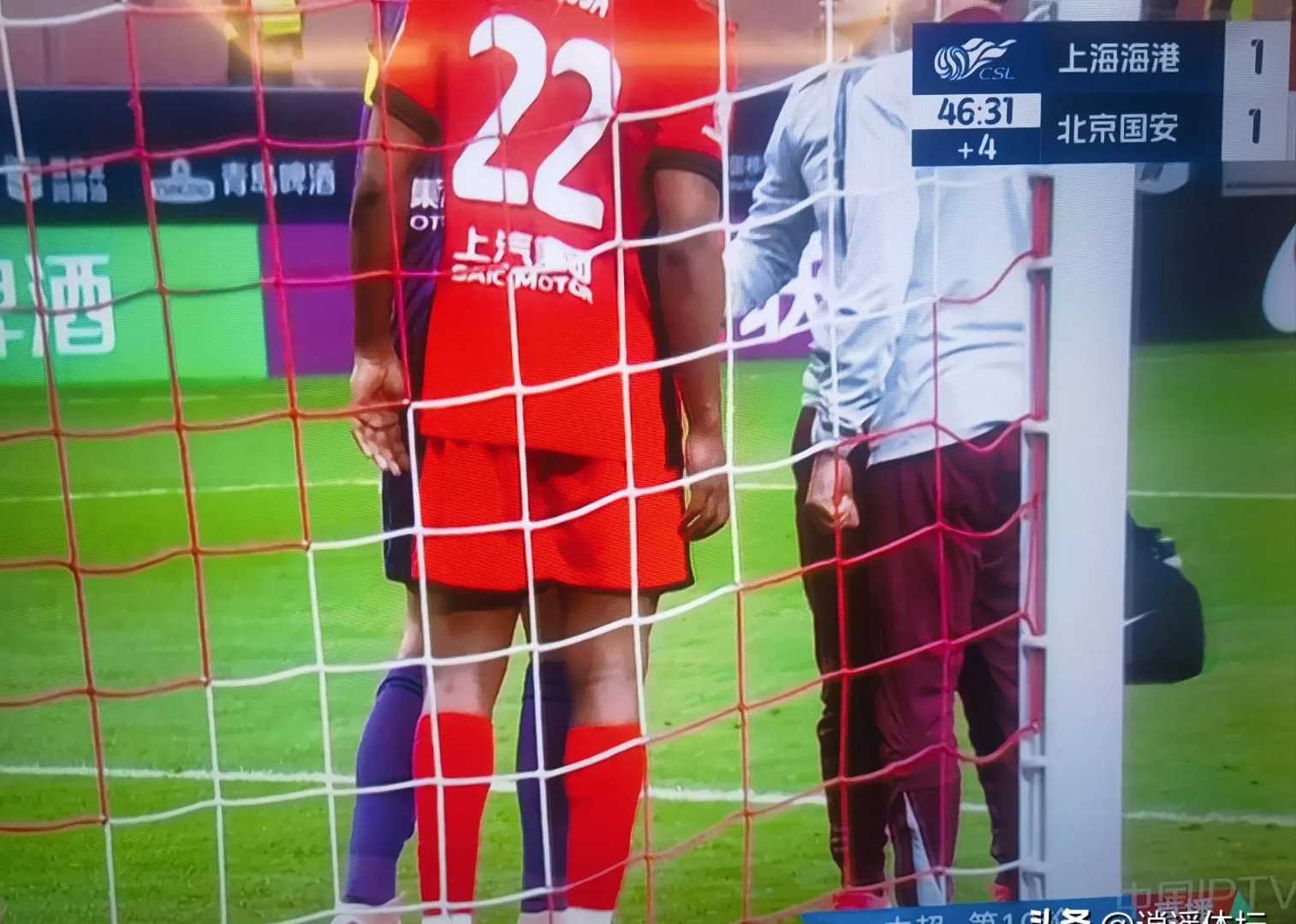 足球赛场拥挤事件频发，安保措施加强