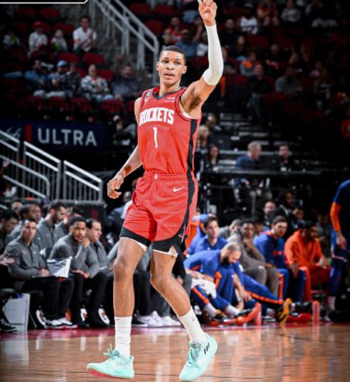 篮球比赛中一名新秀球员展现出惊人的表现