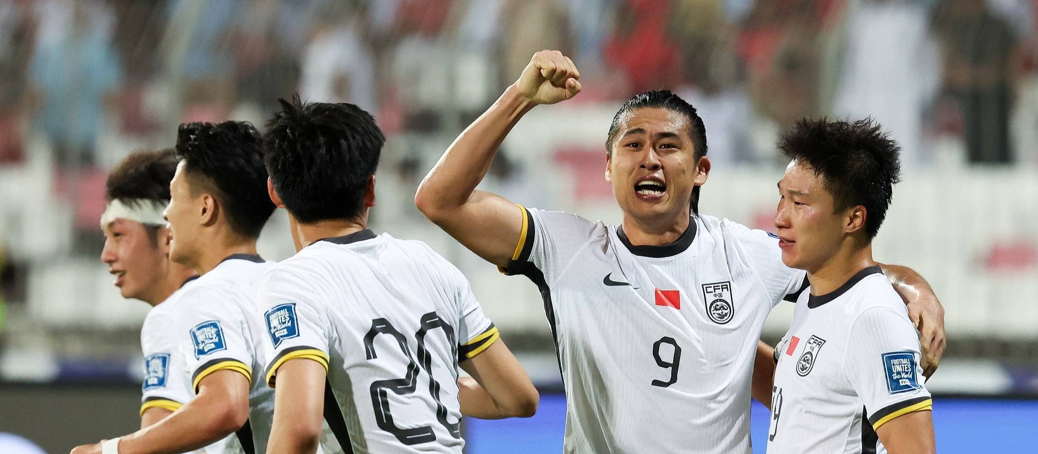 鲁能后卫黄权因伤退出比赛